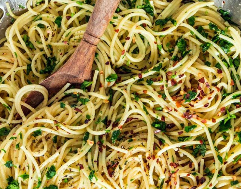 Receita tradicional de macarrão ao alho e óleo simples e delicioso Receitas Fáceis e Práticas