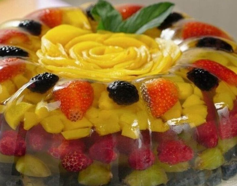 Gelatina cristalina refrescante e colorida com frutas Receitas Fáceis