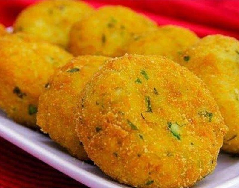 Bolinho de batata com arroz - Recheado com mussarela - Receitas Fáceis